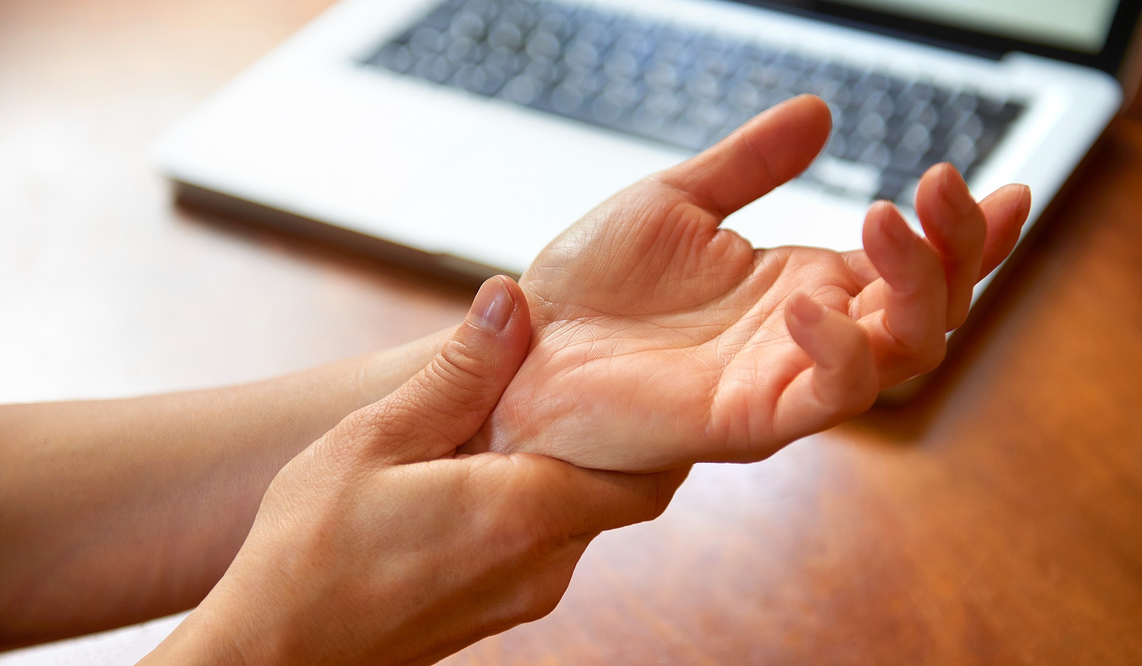 Lesão na mão: 5 dicas para prevenir na empresa